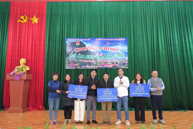 Nhiều chi nhánh MB chung tay hỗ trợ người dân khắc phục hậu quả thiên tai